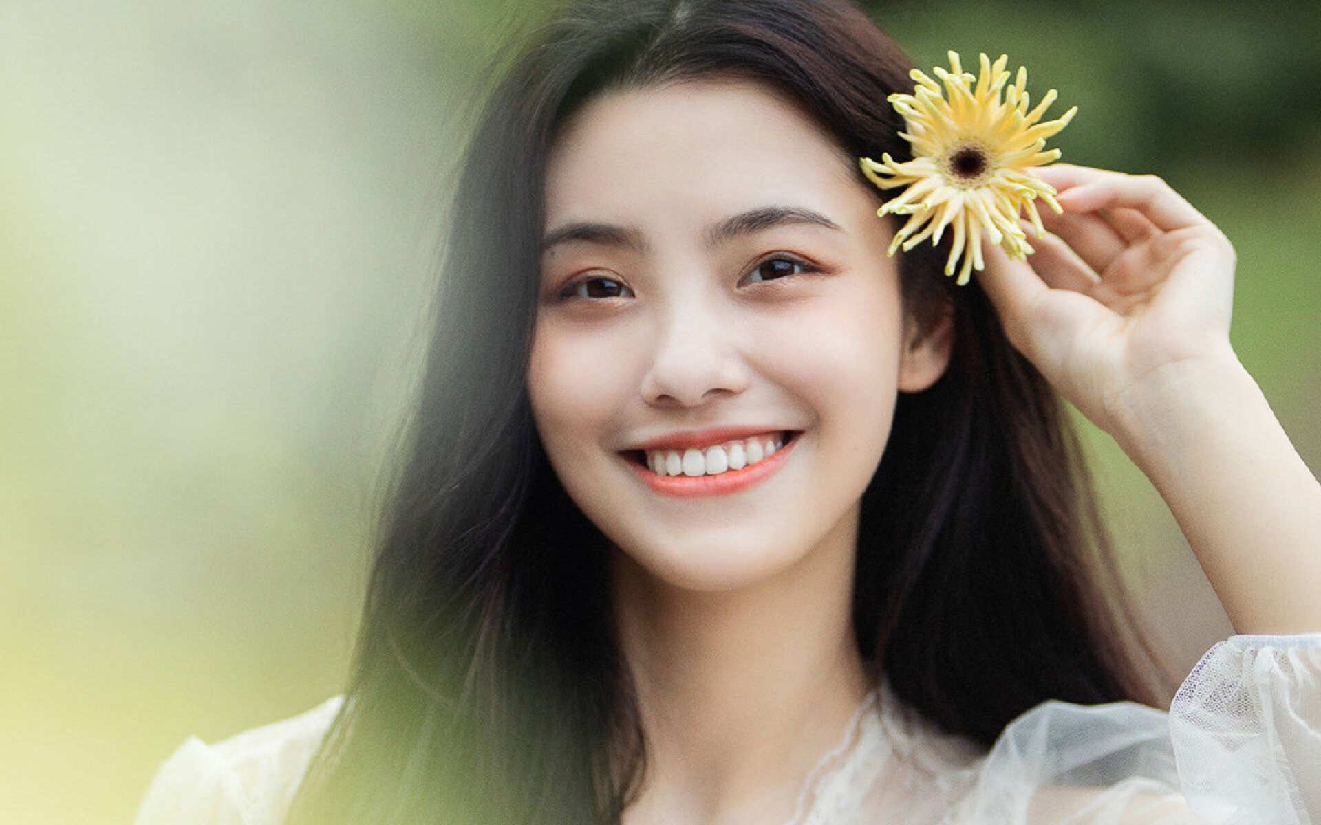 校园足球活动蓬勃发展激发兴趣，校园足球开展的优势和存在问题